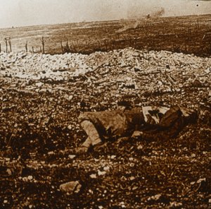 Cuerpo con fuego de barrera en la distancia, c1914-c1918 de Unbekannt