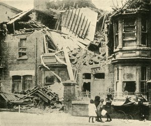 Casas dañadas por bombas, Hartlepool, Primera Guerra Mundial, diciembre 1914, c1920 de Unbekannt