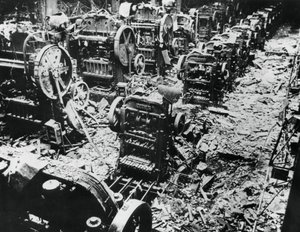 Daños por bombardeo en una fábrica de Renault, Sevres, París, 4 de abril de 1943