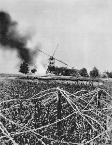 Bombardeo de un molino de viento con proyectiles incendiarios, Artois, Francia, Primera Guerra Mundial, 1915 de Unbekannt