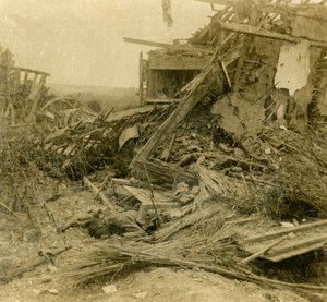 Edificio bombardeado, cuerpo de soldado muerto en primer plano, 1916 de Unbekannt