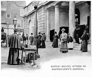 Venta de botellas fuera del Hospital St Bartholomews, Londres, c1903
