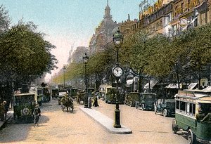 Boulevard des Italiens, París, con coches y autobuses en la calle, c. 1900