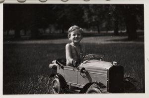 Niño conduciendo un coche de pedales de juguete, c 1930 de Unbekannt