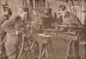 Chicos del Colegio Bradfield haciendo partes de conchas, Berkshire, c1916 1928 de Unbekannt
