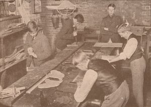 Chicos de la Escuela Harrow haciendo férulas, muletas y otros artículos para los heridos, c1916