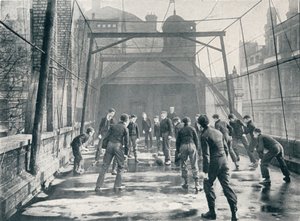 Niños jugando al fútbol en el techo de la Escuela del Coro de la Catedral de San Pablo, Londres, c1901 1901