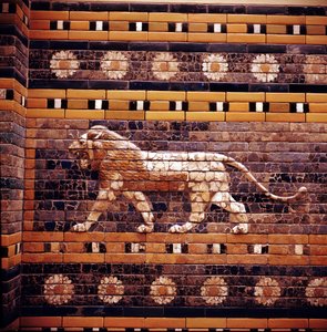 Relieve de ladrillo de un león en las paredes del Camino Sagrado que conduce a la Puerta de Ishtar, Babilonia, c. 580 a.C. de Unbekannt