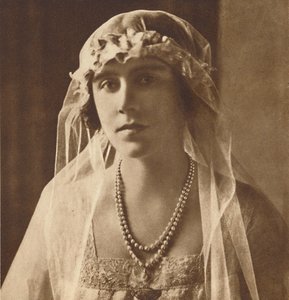 Dama de honor en la boda de la Princesa María y el Vizconde Lascelles, 1922, 1937 de Unbekannt