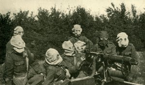 Sección de ametralladoras británicas con máscaras antigás, Primera Guerra Mundial, 1914-1918, c1920 de Unbekannt