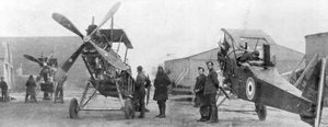 Aeronaves del Cuerpo Real de Vuelo Británico en reparación, c. 1916 de Unbekannt