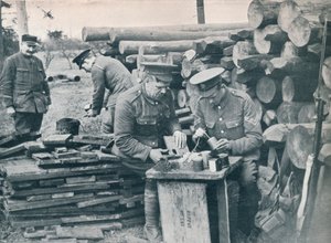 Ingenieros británicos con la Fuerza Expedicionaria fabricando granadas de mano con latas de tabaco, c1914