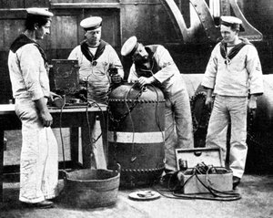 Marineros británicos cableando una mina, Primera Guerra Mundial, 1914 de Unbekannt
