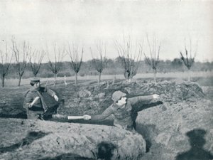 Soldados británicos practicando lanzamiento de granadas de mano