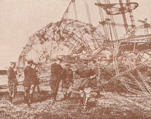 Oficiales del estado mayor británico examinando los restos de un Zeppelin derribado en Inglaterra, c1917 1919 de Unbekannt