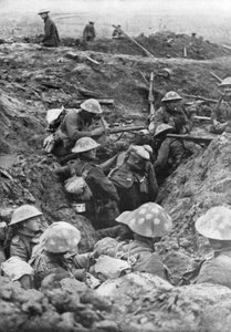 Tropas británicas en la carretera de Menin, cerca de Ypres, Bélgica, 30 de octubre de 1917 de Unbekannt