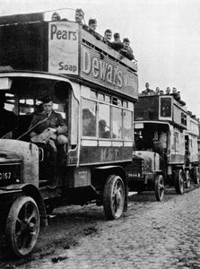 Tropas británicas siendo trasladadas a una nueva parte de la línea por autobuses, 1915 de Unbekannt