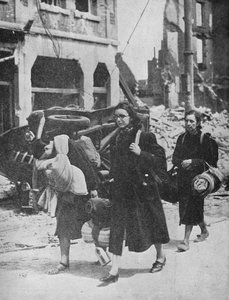 Tropas británicas resisten en Lovaina mientras los refugiados abandonan la ciudad, 1940