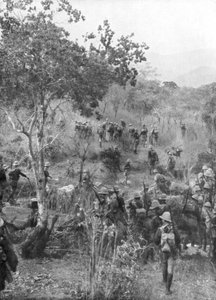 Tropas británicas en la selva en la frontera de África Oriental Alemana, Primera Guerra Mundial, 1915 de Unbekannt