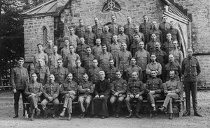 Tropas británicas fuera de la iglesia de la guarnición, Chakrata, 1917 de Unbekannt