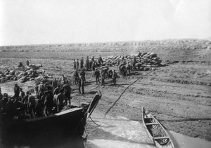Tropas británicas descargando dátiles en la orilla del río Tigris, 1918 de Unbekannt