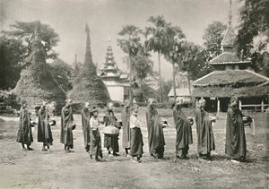 Monjes birmanos recolectando limosnas, 1900 de Unbekannt