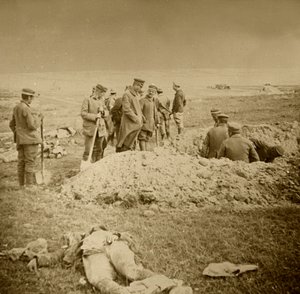 Enterrando cuerpos, Sainte-Marie-à-Py, norte de Francia, c1914-c1918 de Unbekannt
