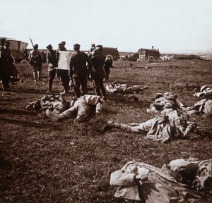 Enterrando cuerpos, Sainte-Marie-à-Py, norte de Francia, c. 1914-c. 1918 de Unbekannt