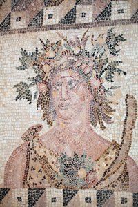 Busto de Primavera - Detalle del panel de las Cuatro Estaciones - Mosaicos de Pafos, Casa de Dionisio - Chipre - Personificación de la Primavera - Detalle del mosaico de las cuatro estaciones - Mosaicos de Pafos, Casa de Dionisio - Final del siglo II despu de Unbekannt