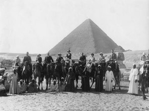 Tour en camello frente a una de las Pirámides de Giza, Egipto, c1920s-c1930s de Unbekannt