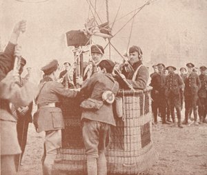 Cinematógrafo oficial canadiense y asistente listos para ascender en un globo cometa, c1917 1919 de Unbekannt
