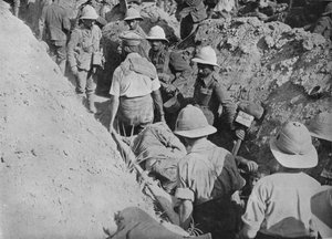 Transportando heridos a través de las trincheras, 1915 de Unbekannt