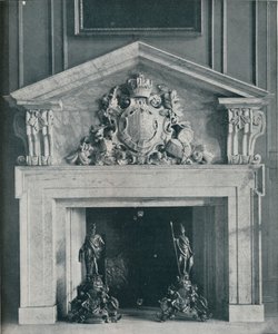 Chimenea de mármol tallada por William Kent en el comedor público de Hampton Court de Unbekannt