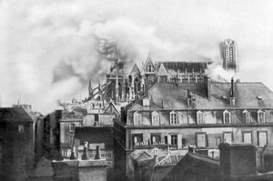 Catedral de Reims en llamas por bombardeo alemán, Francia, 1914 de Unbekannt