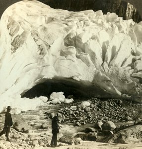 Boca cavernosa del enorme glaciar Brigsdal donde el hielo derretido forma torrentes de montaña, Noruega, c. 1905 de Unbekannt