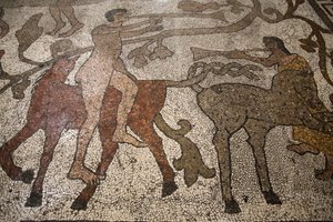 Mosaico en la nave central del suelo del duomo de Otranto: jinetes, Otranto, Italia de Unbekannt