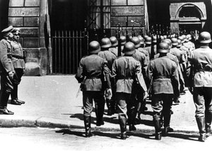 Cambio de guardia en el cuartel general alemán en París ocupado, junio 1940 de Unbekannt