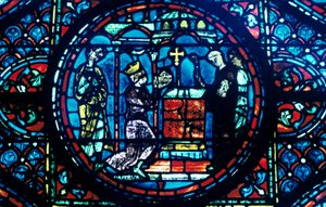 Carlomagno entrega reliquias a la Capilla de Aix, vidriera, Catedral de Chartres, Francia