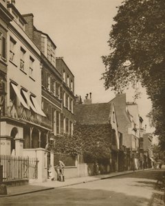 Cheyne Walk, una calle tranquila con vistas al río, está llena de recuerdos, c1935 de Unbekannt