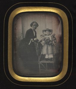 Niño de pie en una silla sosteniendo flores, con madre, c. 1855