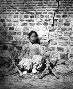 Niño sentado junto a una pared, Corea, c. 1900
