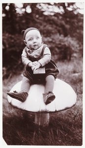 Niño con una cámara Brownie, c. 1900 de Unbekannt