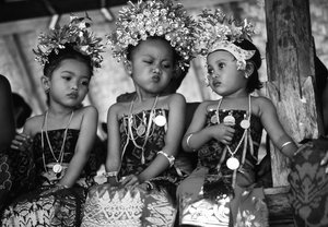 Niños con trajes tradicionales (foto en blanco y negro)