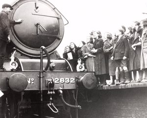 Niños mirando una locomotora de vapor, 3 de marzo de 1936 de Unbekannt