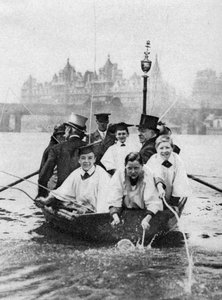 Niños del coro de St Clement Danes marcando los límites en el Támesis, Londres, 1926-1927