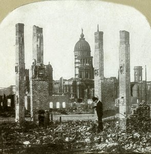 Ayuntamiento - Fotógrafo en primer plano - Altas chimeneas de ladrillo a la izquierda, .