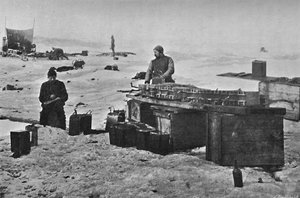 Limpiando los acumuladores antes de guardarlos. Julio, 1895, 1897 de Unbekannt