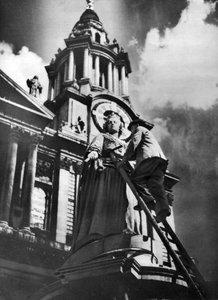 Limpieza de la estatua de la Reina Ana como parte de las celebraciones del jubileo de plata del Rey Jorge V, 1935