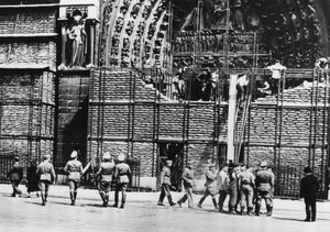 Limpieza de la protección de sacos de arena de la fachada de Notre Dame, París ocupada por los alemanes, 1940 de Unbekannt