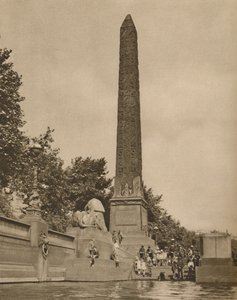 La aguja de Cleopatra tallada catorce siglos antes del nacimiento de Cleopatra, c1935